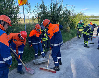 Absichern einer Ölspur.(Foto: Feuerwehr Ailingen)