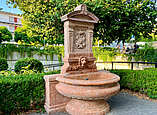 Brunnen aus rotem Marmor mit Löwenkopf 