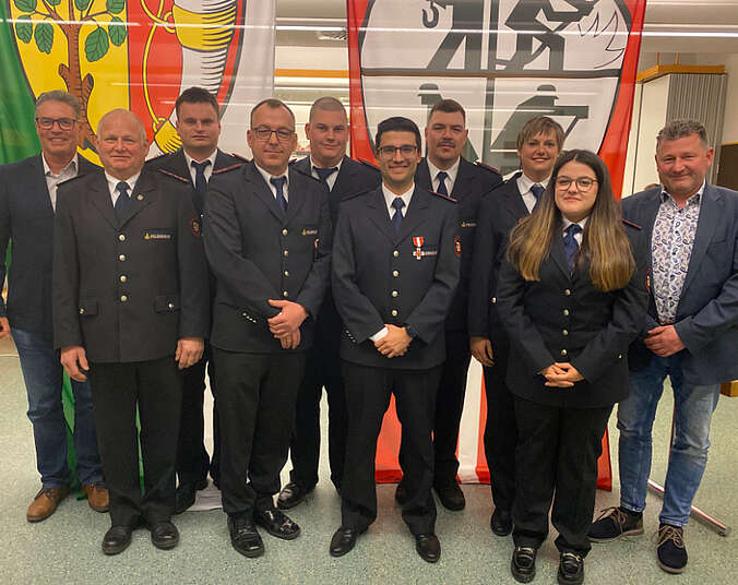 Gruppe von Männern und Frauen in Feuerwehruniformen