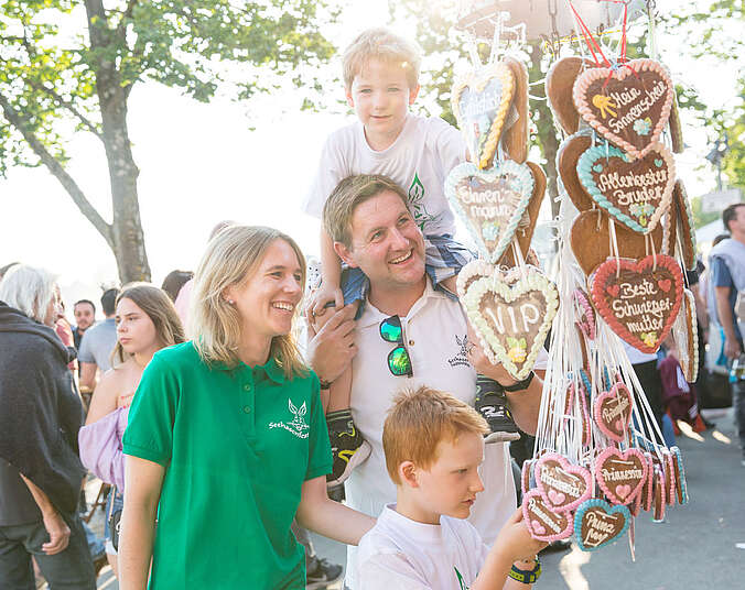 Kinder am Süßigkeitenstand