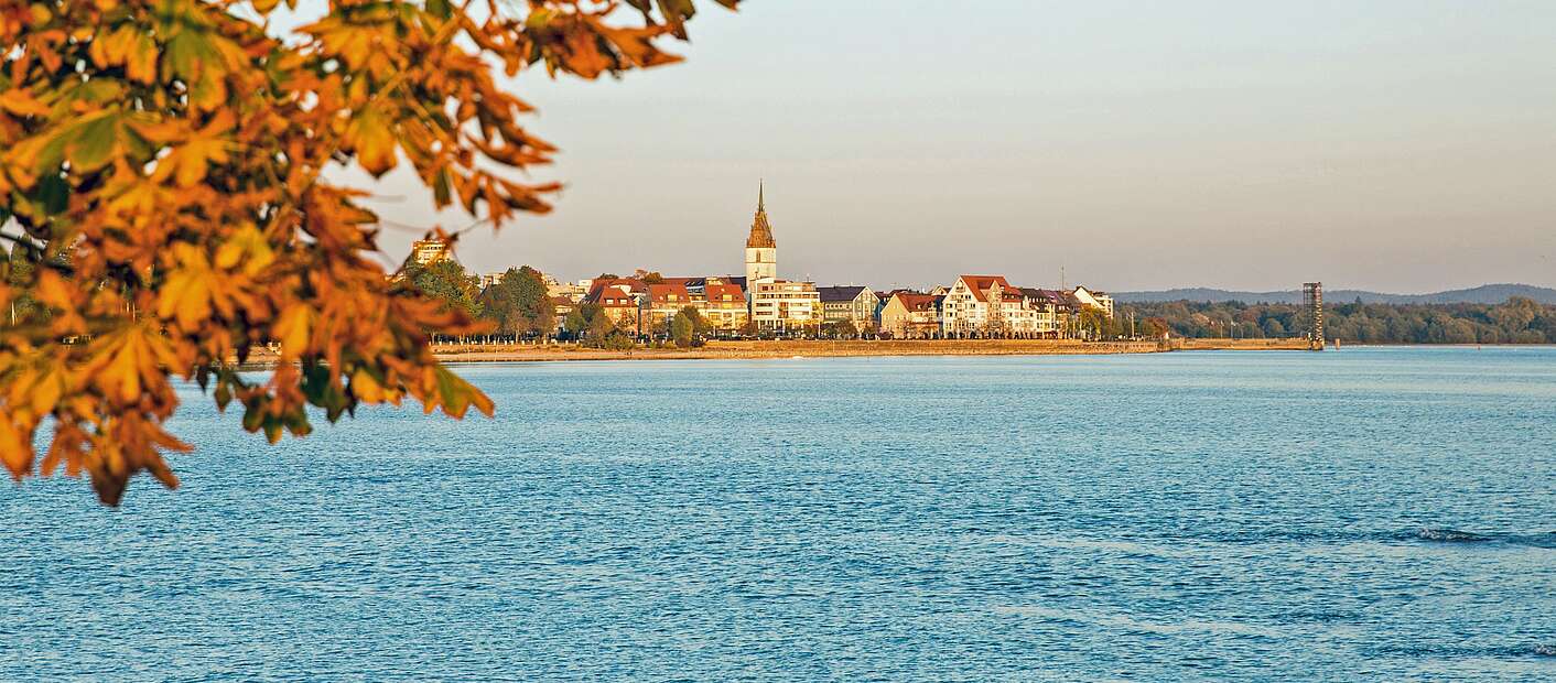 Herbstblätter vor der Stadtsilhouette