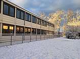 Kindergarten im Winter von außen