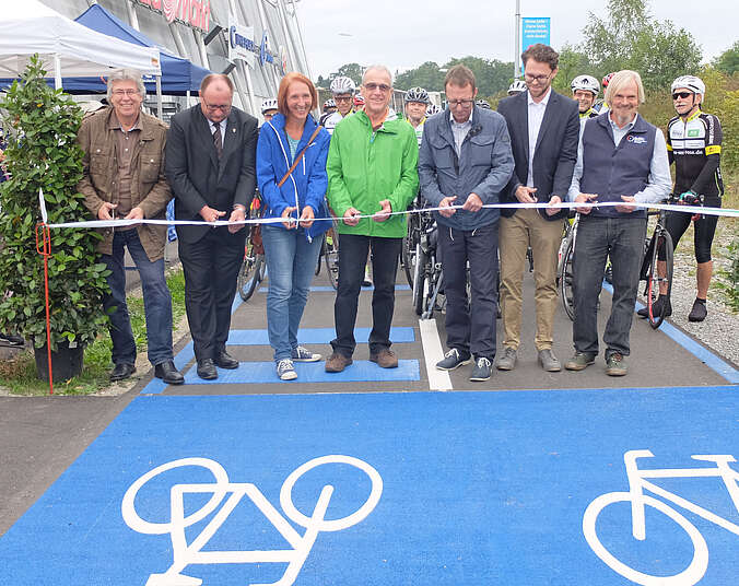 Radweg Eröffnung seiben Personen schneiden ein Band druch