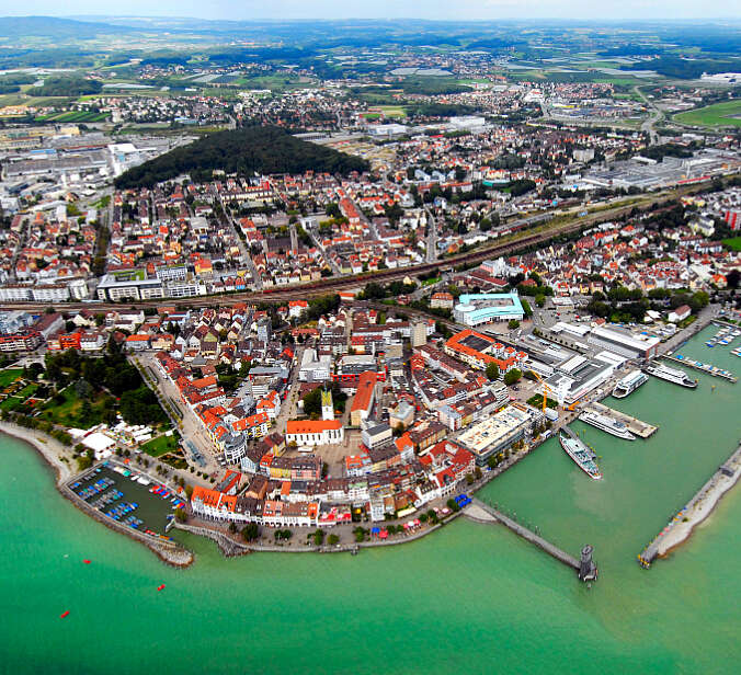 Luftbild der Stadt Friedrichshafen vom Bodensee aus