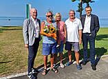 100.000ste Badegast im Strandbad Friedrichshafen war Udo Ochsenreiter mit seiner Frau. 
(von links) Robert Grammelspacher, Udo und Marianne Ochsenreiter, Theo Schlegel und Detlev Maaß. 
