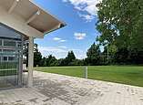 Bürgersaal Ettenkirch von außen, Blick auf Grünfläche