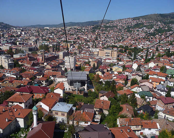 Ein Blick auf die Dächer der Stadt Sarajevo