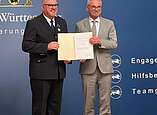 Innenminister Thomas Strobel (rechts im Bild) zeichnete Michael Fischer aus dem Bodenseekreis und 21 weitere haupt- und ehrenamtliche Einsatzkräfte aus dem Land mit dem Bevölkerungsschutz-Ehrenzeichen Baden-Württemberg aus.(Foto: Landratsamt Bodenseekreis)