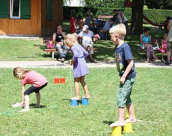 Kinder spielen